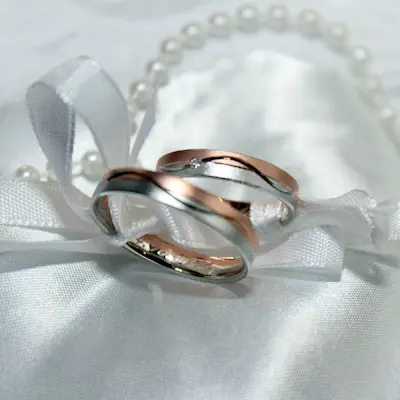 結婚準備ブースで見られる結婚指輪のイメージ