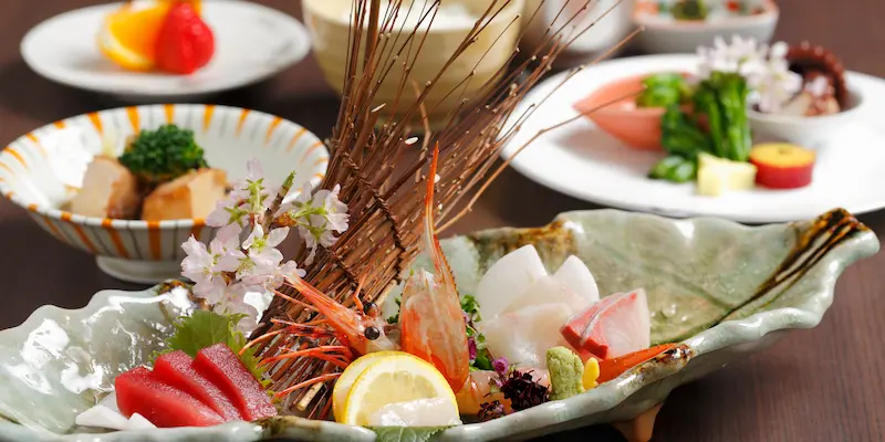 日本料理 「旬彩」 - 渋谷エクセルホテル東急のメニューの一つ・えびや刺身を中心とした一例
