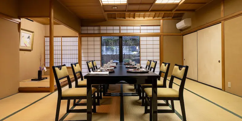料亭 滝川の落ち着いた和室個室のテーブル席