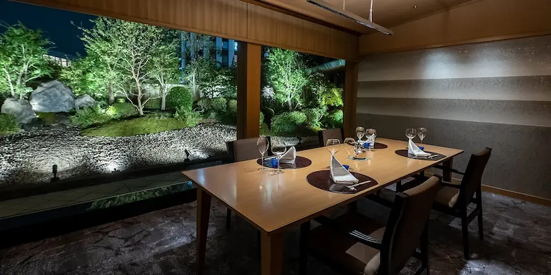 日本料理 木の花/横浜ベイシェラトンホテル&タワーズの日本庭園を望む洋個室の一例