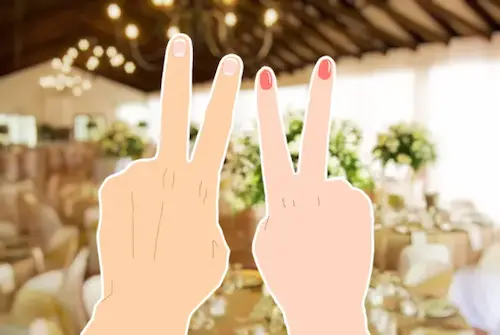 式場内(結婚式会場・披露宴会場・チャペル等)にてふたりがピースサインをしている写真
