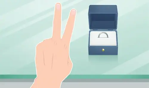 ジュエリーショップ店内で撮った指輪と自分の手が写りこんでいる写真