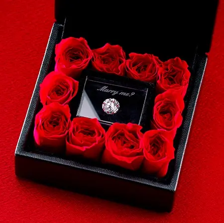 エクセルコ ダイヤモンド|ローズボックスにダイヤモンドとMarry me?プレートをセットしたプロポーズの演出
