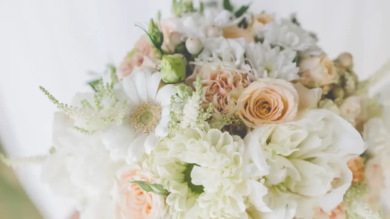 結婚準備のトップページ背景に使う白とピンクの花のブーケ