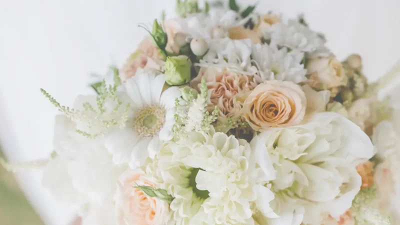 結婚準備のトップページ背景に使う白とピンクの花のブーケ